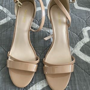 Classic nude patent leather heel